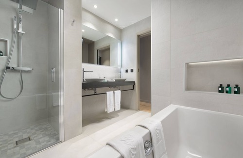 Talloires-Montmin Hotel | Auberge Du Père Bise