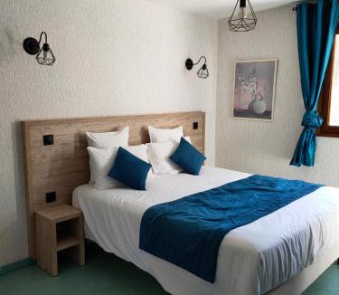 Puget-Rostang Hotel | Auberge Du Riou