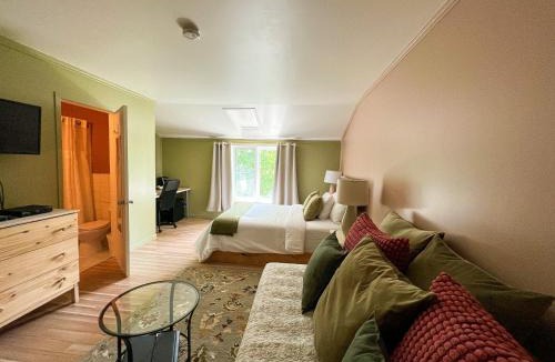 Grandes-Bergeronnes Hotel | Auberge la Rosepierre bistro Henri