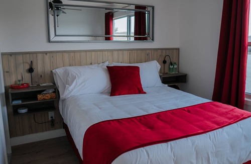 Saint-Hippolyte Bed & Breakfast | Auberge Lac du Pin Rouge