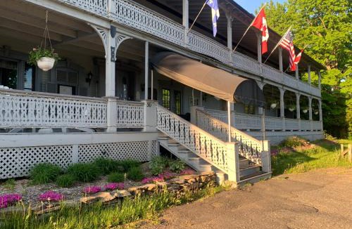 Knowlton Hotel | Auberge Lakeview Inn