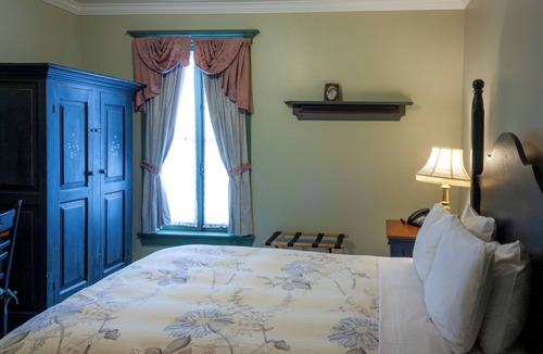 Knowlton Hotel | Auberge Lakeview Inn