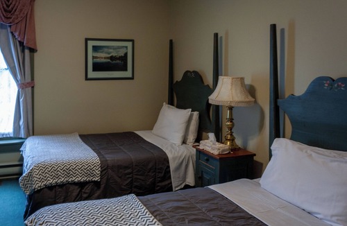 Knowlton Hotel | Auberge Lakeview Inn
