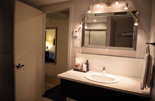 Alfred Hotel | Auberge Le Chardo Inn