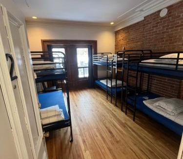 Downtown Montreal Hostel | Auberge Le Treehouse