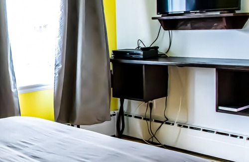 Jonquiere Hotel | Auberge Les Deux Tours