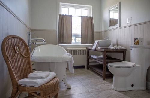 Jonquiere House | Auberge Québe Issime