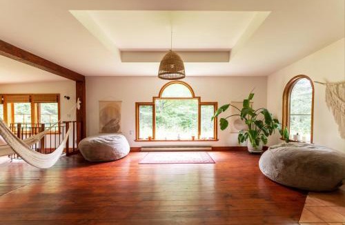 Lac-Brome Hostel | Auberge Yoga Salamandre