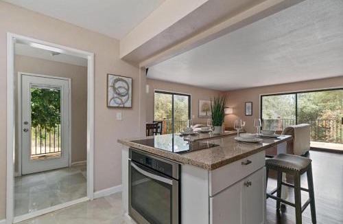 Auburn House | Auburn Lakehouse Retreat. 4BD, 3BA with 2 Decks!
