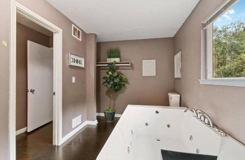 Auburn House | Auburn Lakehouse Retreat. 4BD, 3BA with 2 Decks!