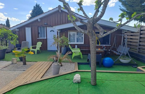 Audenge Ski Chalet | Audenge chalet with terrace, pool & parking
