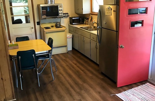 Silver Lake Cottage | AUG 1-15 OPEN, CUTE RETRO cabin, AC, Lake view, assoc. dock, pet friendly