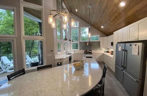 La Follette House | AUG-SEPT REDUCED. GOLF!WiFi,PRIVATE DOCK, Tiki Bar,7+BR,Gradual Slope, Cove
