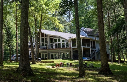 La Follette House | AUG-SEPT REDUCED. GOLF!WiFi,PRIVATE DOCK, Tiki Bar,7+BR,Gradual Slope, Cove