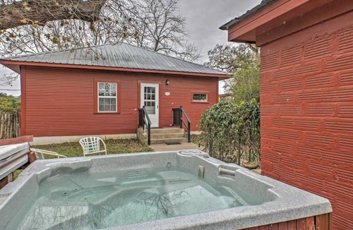 Fredericksburg House | 'August Schmidt' Fredericksburg Cottage w/Hot Tub