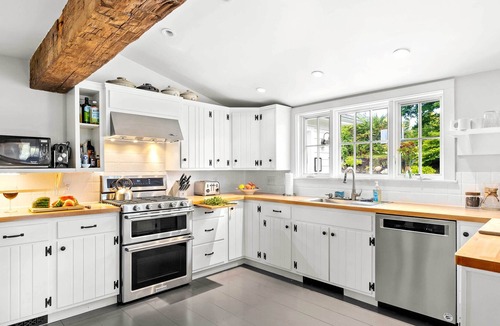 Chatham House | August Summer weeks available! Pool, Jacuzzi, Pond, Private Chef & More!