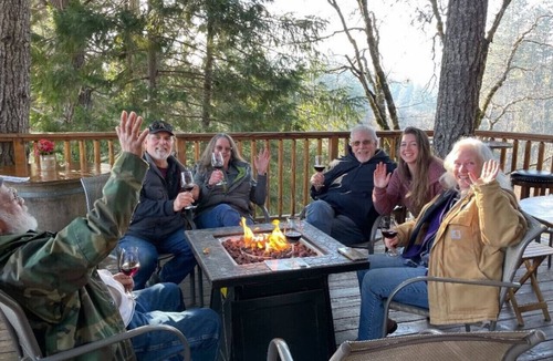 Cave Junction Cabin | Augustino Vineyard Winery Cabin Cave Junction