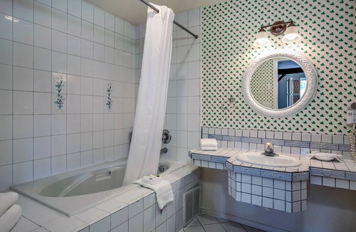 Oak Harbor Hotel | Auld Holland Inn