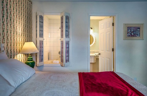 Oak Harbor Hotel | Auld Holland Inn