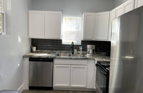 Bastrop Cottage | Aunt Elaine's Downtown Cottage