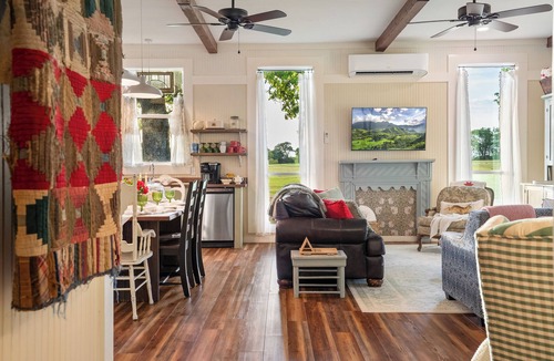 Hopkins County Cottage | Auntie Anna’s Country Retreat Serving Up Cinnamon Rolls!