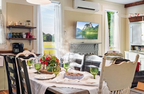 Hopkins County Cottage | Auntie Anna’s Country Retreat Serving Up Cinnamon Rolls!