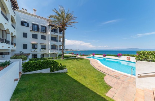 L'Escala Apartment | Aurora: Apartment on the beachfront and with communal pool