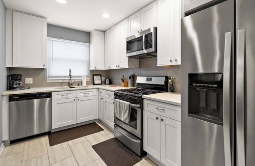 Aurora Apartment | Aurora Apartment W/Laundry, and Garage. Close to I-88 and Train Station
