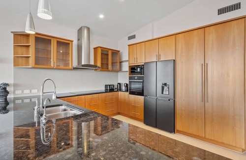 Tallai House | Aurora on Panorama - Panoramic Views - Sleeps 18pp