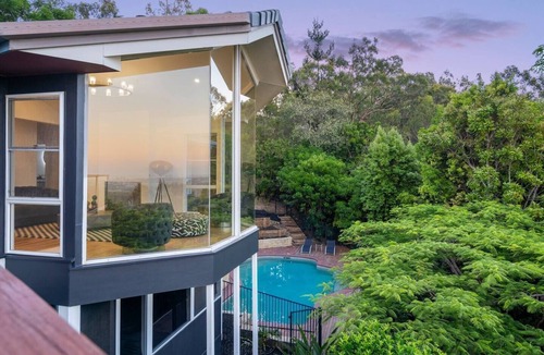 Tallai House | Aurora on Panorama - Panoramic Views - Sleeps 18pp