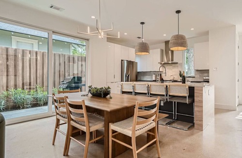 East Cesar Chavez House | Austin Abode | Heated Pool | Sleeps 12 | Rainey St