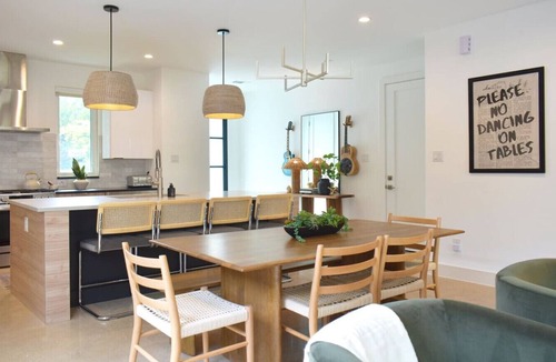 East Cesar Chavez House | Austin Abode | Heated Pool | Sleeps 12 | Rainey St