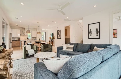 East Cesar Chavez House | Austin Abode | Heated Pool | Sleeps 12 | Rainey St