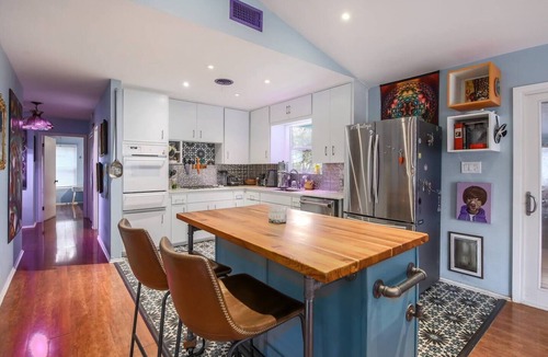South Manchaca House | Austin Art House - Pet Friendly - Hot Tub- Sweet Vibes! Minutes to DT