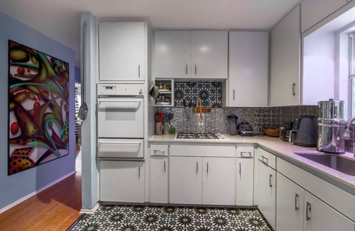 South Manchaca House | Austin Art House - Pet Friendly - Hot Tub- Sweet Vibes! Minutes to DT