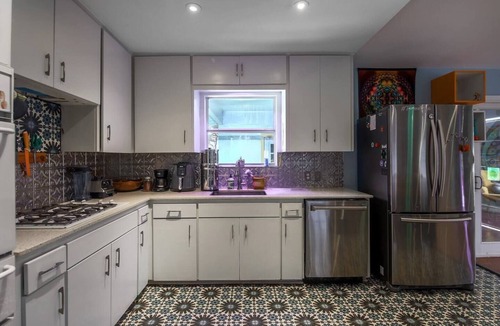 South Manchaca House | Austin Art House - Pet Friendly - Hot Tub- Sweet Vibes! Minutes to DT