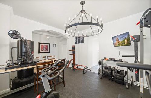 West Oak Hill House | Austin Epic Stay Yoga Gym BBQ Yard WiFi Games