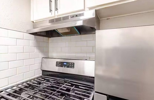 Hyde Park Apartment | Austin Gem Gym Great Rate