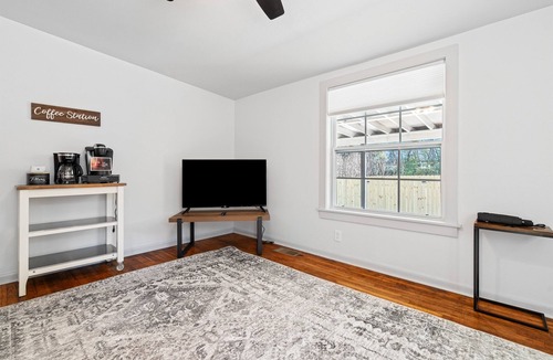 South Manchaca Villa | Austin Group Retreat | 2 Homes | Fire Pit & Pets