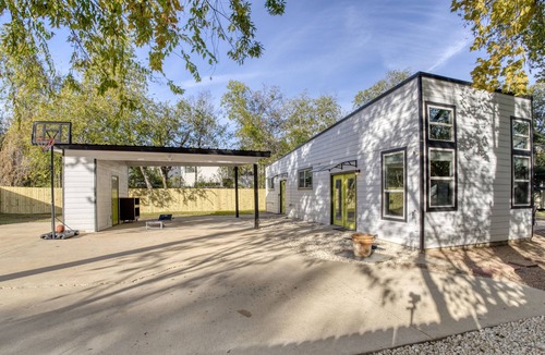 South Manchaca Villa | Austin Group Retreat | 2 Homes | Fire Pit & Pets