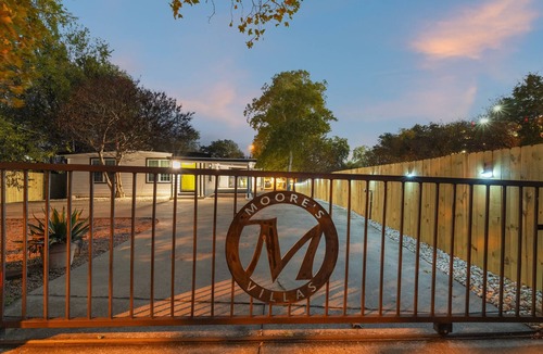South Manchaca Villa | Austin Group Retreat | 2 Homes | Fire Pit & Pets