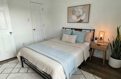 Greenslopes At Lake Creek Bed & Breakfast | Austin Living at Picnic Dr , Modern, Private & Bright