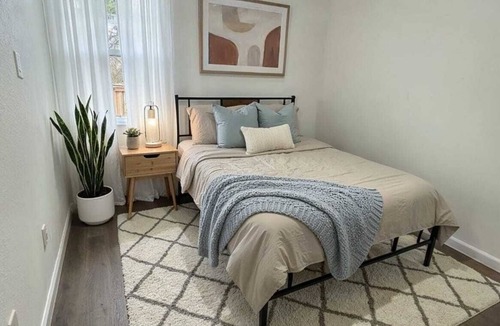 Greenslopes At Lake Creek Bed & Breakfast | Austin Living at Picnic Dr , Modern, Private & Bright
