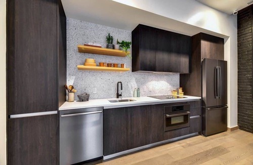 Rainey Street Historic District Condo | Austin Luxury 2BR: Rooftop Heated Pool & City View