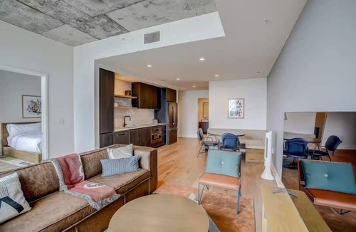 Rainey Street Historic District Condo | Austin Luxury 2BR: Rooftop Heated Pool & City View
