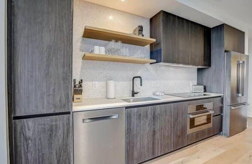 Rainey Street Historic District Condo | Austin Luxury 2BR: Rooftop Heated Pool & City View
