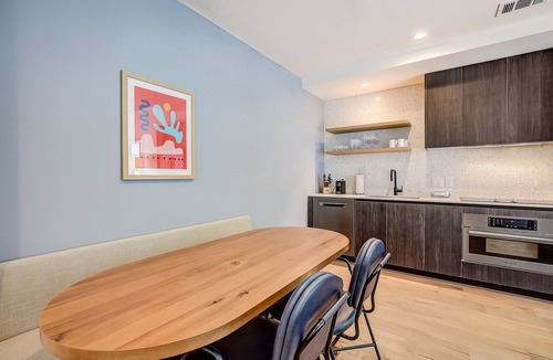 Rainey Street Historic District Condo | Austin Rainey Street condo w/2 suites & lake-view balcony, rooftop pool & gym