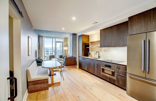 Rainey Street Historic District House | Austin Rainey Street gem with downtown & river views & rooftop pool