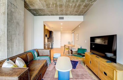 Rainey Street Historic District House | Austin Rainey Street gem with downtown & river views & rooftop pool