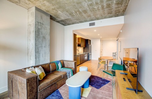 Rainey Street Historic District House | Austin Rainey Street gem with downtown & river views & rooftop pool